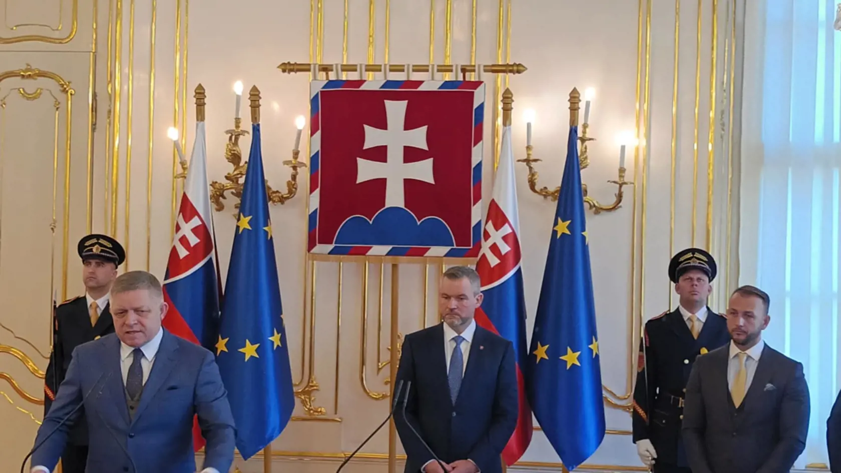 Prezident uistil, že nikto z koalície si neželá vystúpenie z EÚ a NATO