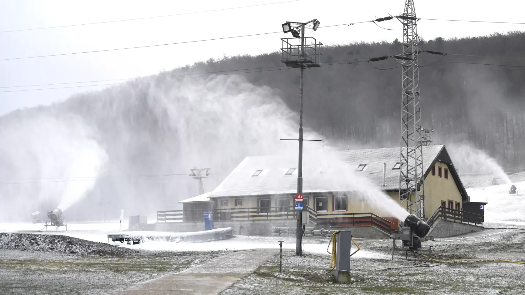 Na snímke zasnežovanie v lyžiarskom stredisku Jahodná pri Košiciach 20. novembra 2022. FOTO TASR - František Iván