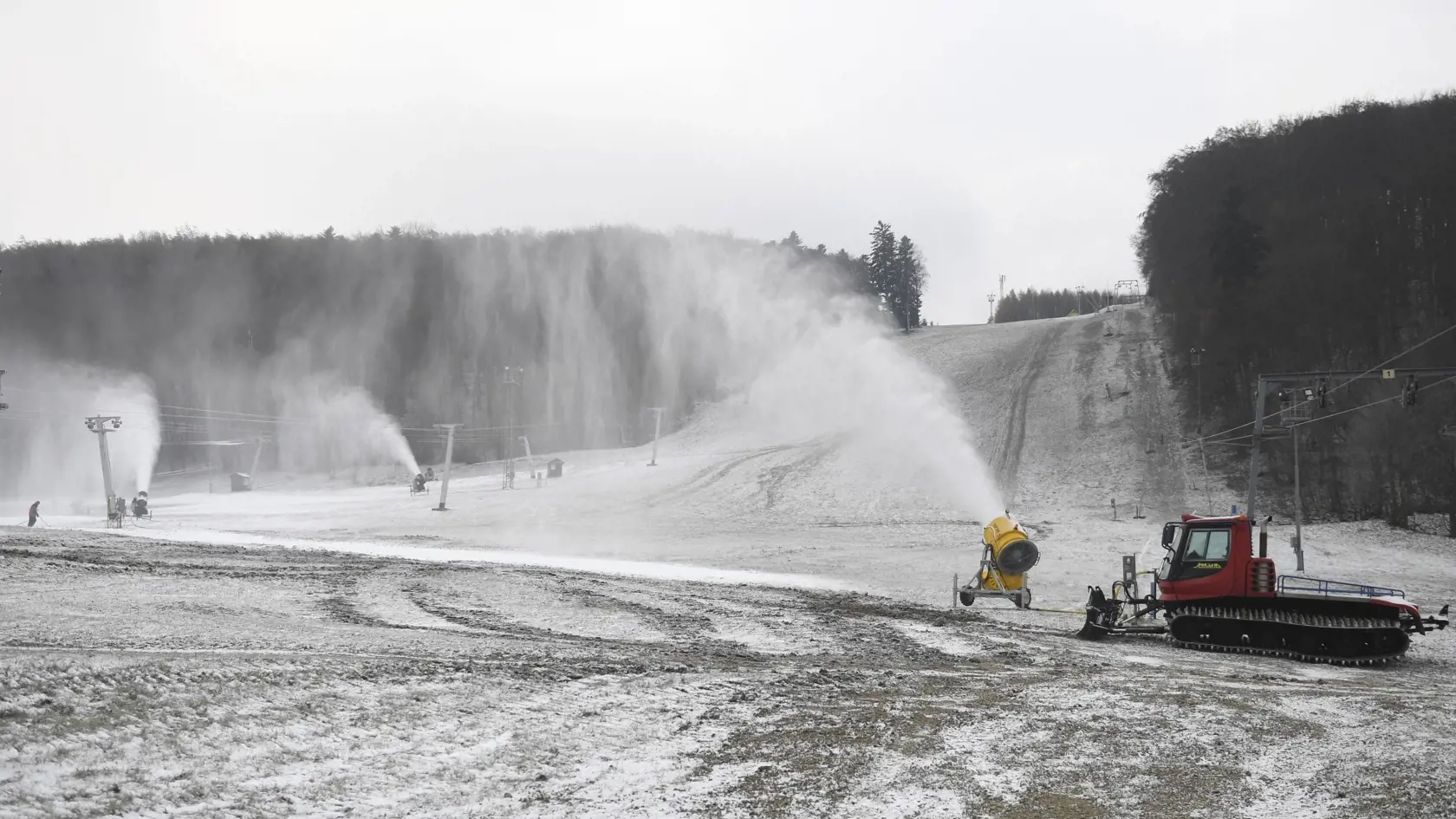 Na snímke zasnežovanie v lyžiarskom stredisku Jahodná pri Košiciach 20. novembra 2022. FOTO TASR - František Iván