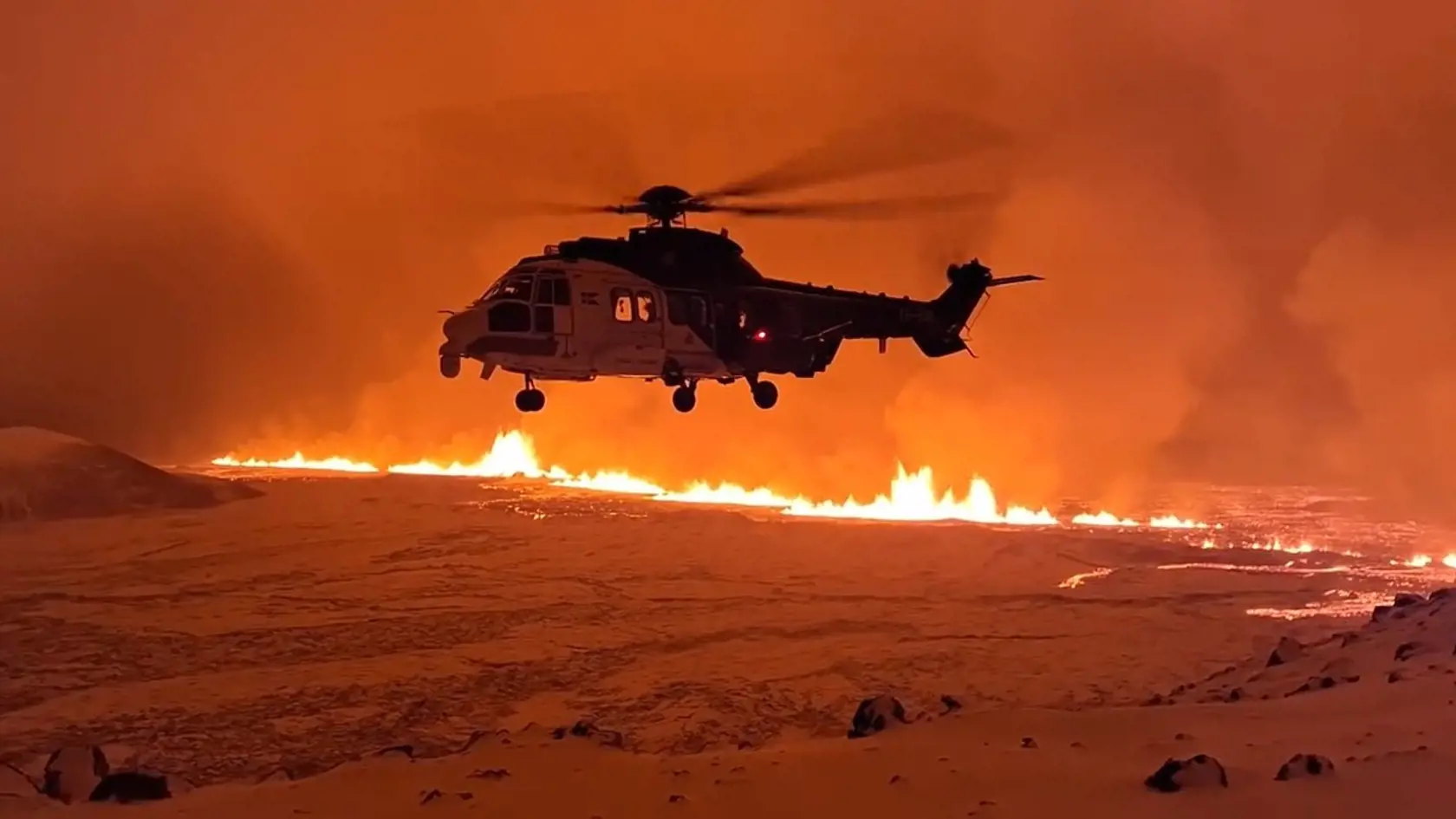 Pri meste Grindavík došlo k erupcii sopky, vyteká z nej žeravá láva.