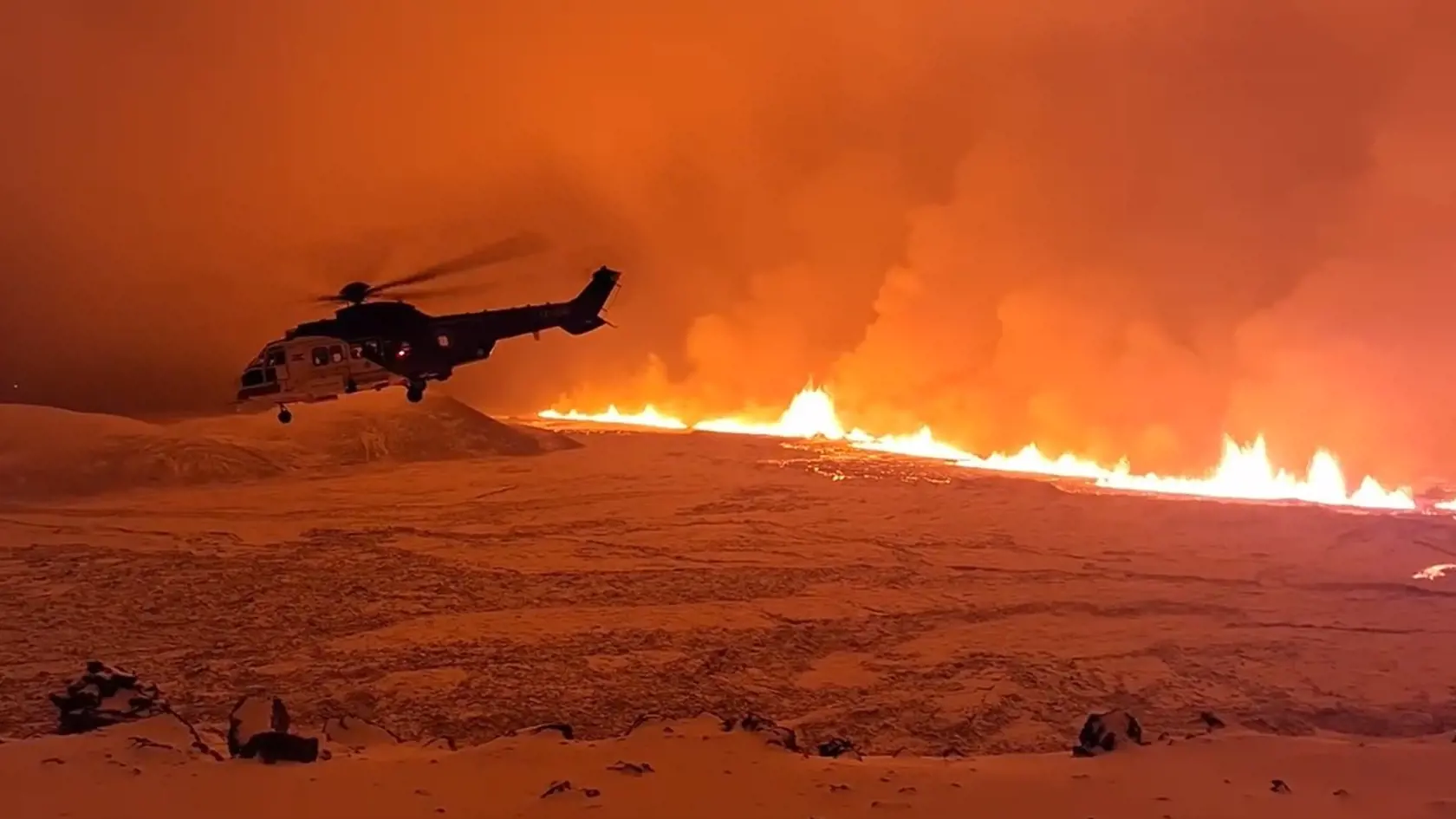 Pri meste Grindavík došlo k erupcii sopky, vyteká z nej žeravá láva.