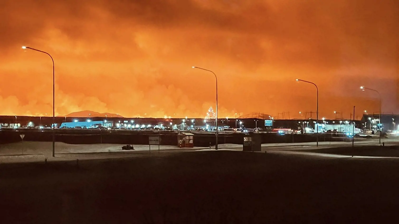 Pri meste Grindavík došlo k erupcii sopky, vyteká z nej žeravá láva.