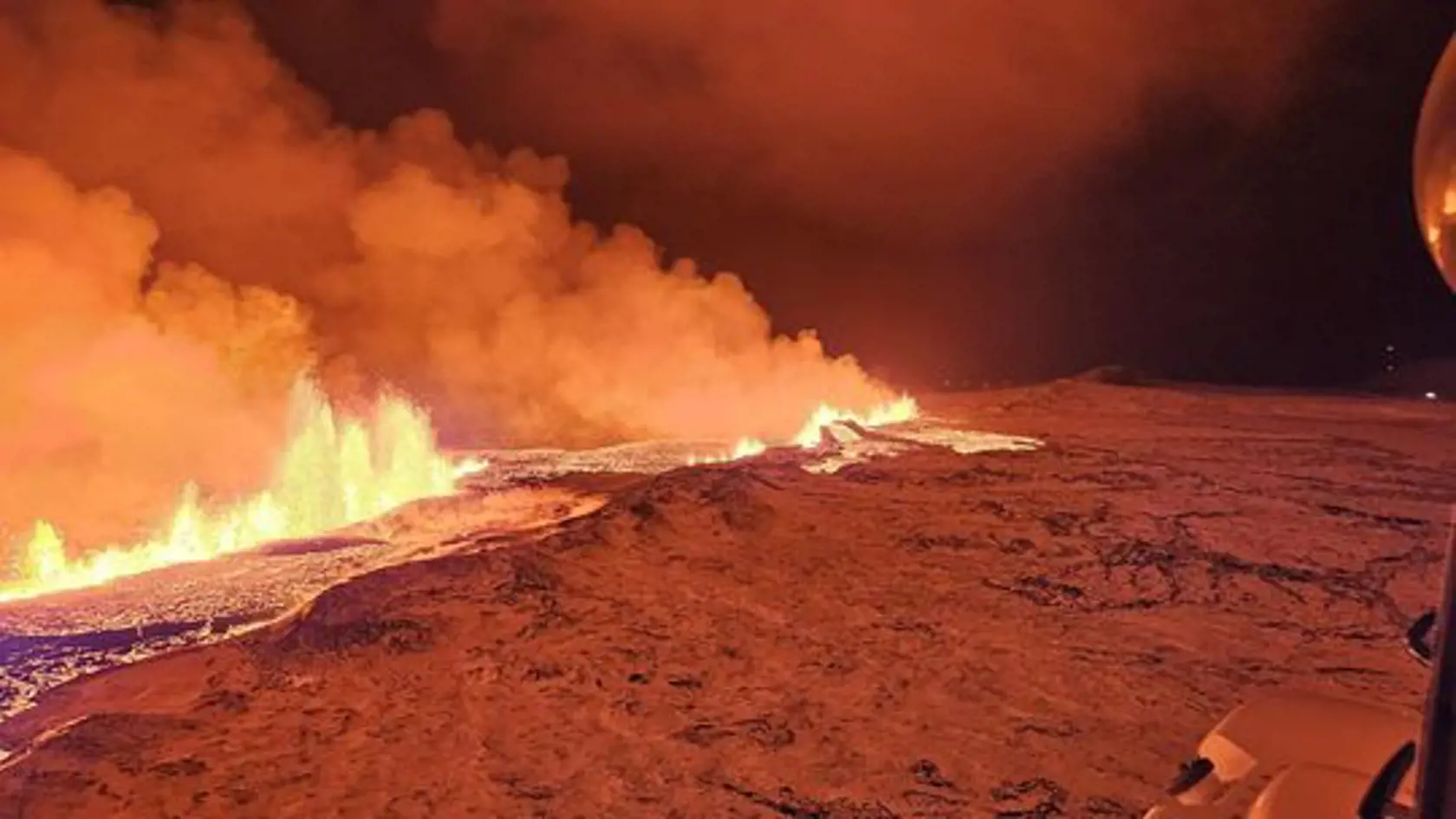 Pri meste Grindavík došlo k erupcii sopky, vyteká z nej žeravá láva.
