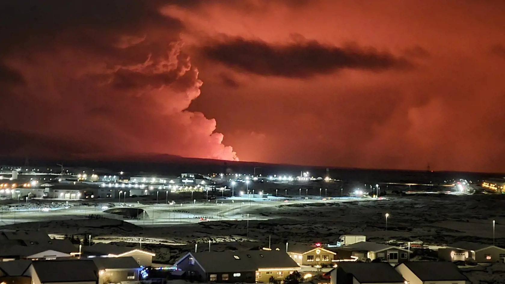 Pri meste Grindavík došlo k erupcii sopky, vyteká z nej žeravá láva.