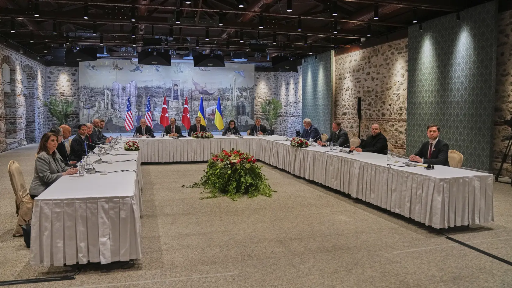 Na snímke zľava delegácia USA vedená šéfom diplomacie Marcom Rubiom (štvrtý zľava), delegácia Turecka vedená ministrom zahraničných vecí Hakanom Fidanom (uprostred) a delegácia Ukrajiny na čele so šéfom diplomacie Andrijom Sybihom (štvrtý sprava) a ministrom obrany Rustemom Umerovom (druhý sprava) rokujú na trojstrannom stretnutí tureckých, ukrajinských a amerických predstaviteľov v Istanbule v piatok 16. mája 2025.