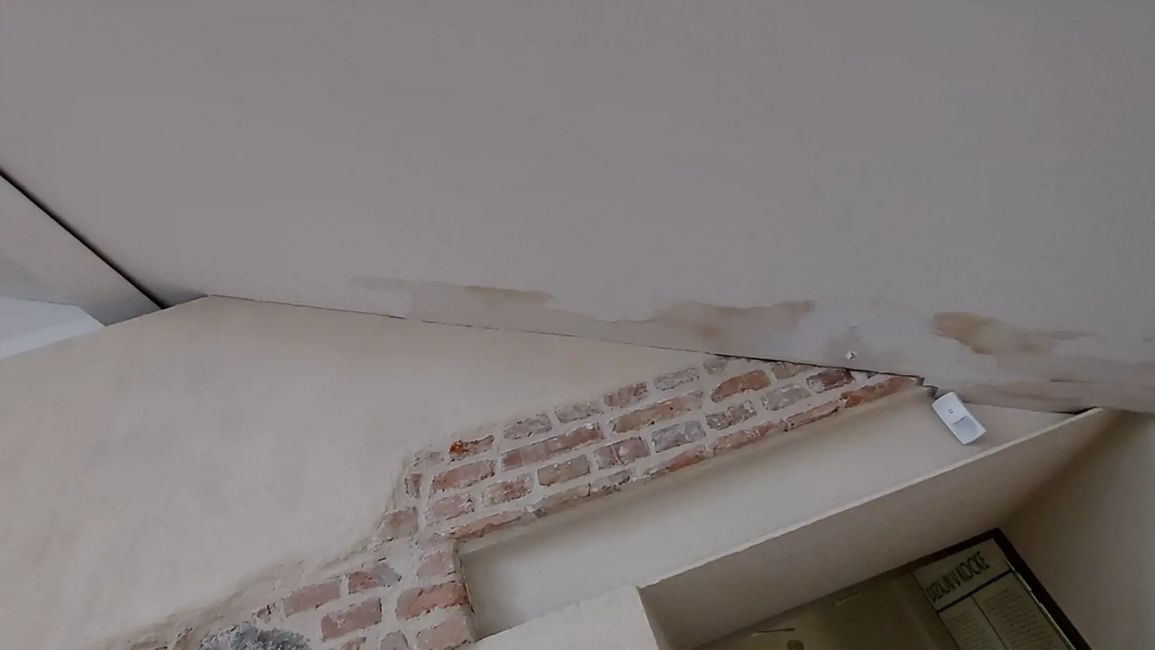 Fotky zo zatopenej SNG: Problémom sú nielen celé premočené steny, ale i nerovnomerná strecha či voda na podlahe suterénu. Vedrá v galérii presúvajú každú hodinu. Pripravil aj vrecia s pieskom.