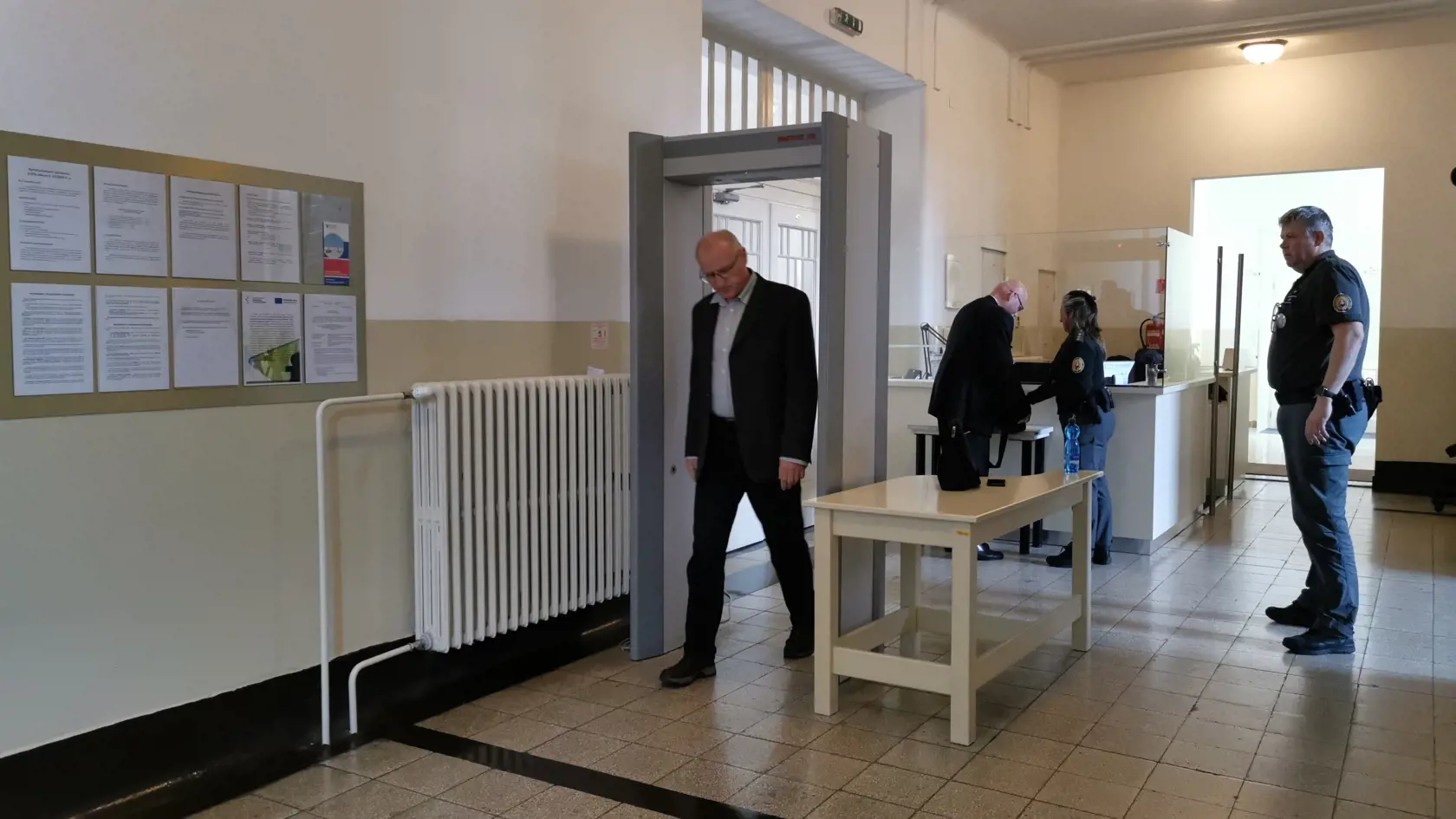 Napriek tomu, že na súd sa dostavili obaja obžalovaní, prokurátor, traja poškodení aj štyri obhajcovia, pojednávanie sa nezačalo. Neprišiel totiž jeden sudca, člen senátu.