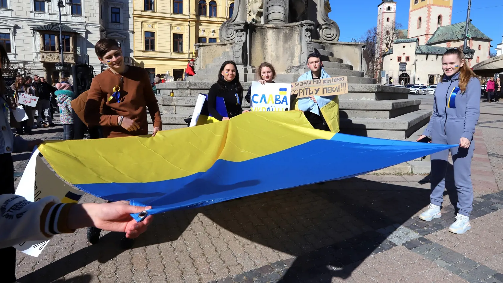 Na snímke protestné zhromaždenie proti vojne na Ukrajine sa konalo na Námestí SNP v Banskej Bystrici 27. februára 2022. FOTO TASR - Ján Krošlák