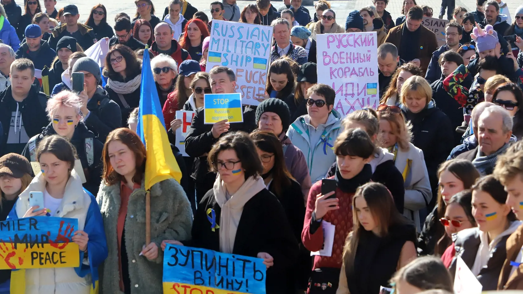 Na snímke protestné zhromaždenie proti vojne na Ukrajine sa konalo na Námestí SNP v Banskej Bystrici 27. februára 2022. FOTO TASR - Ján Krošlák