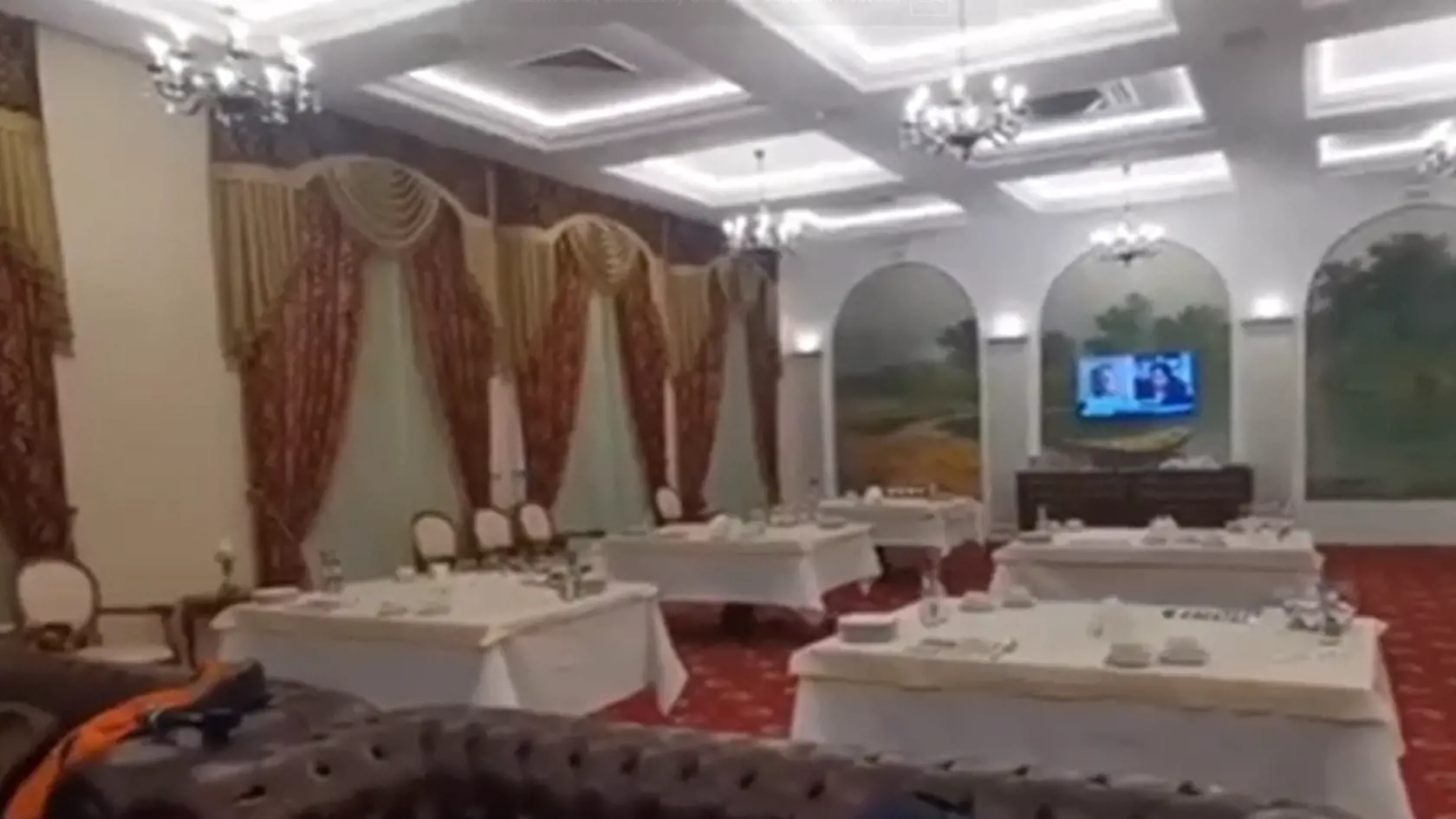 Ponúkame vám exkluzívne zábery interiéru, v ktorom sa budú odohrávať mierové rozhovory Ukrajiny a Ruska.