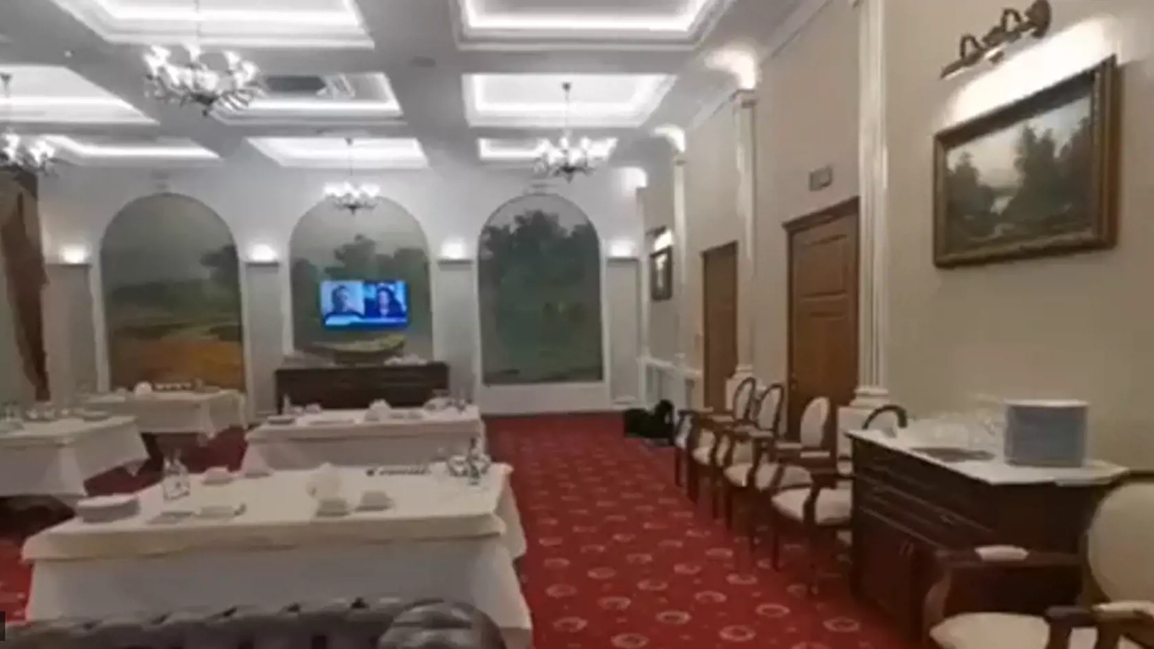 Ponúkame vám exkluzívne zábery interiéru, v ktorom sa budú odohrávať mierové rozhovory Ukrajiny a Ruska.