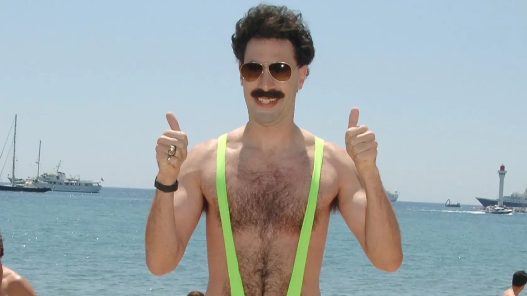 Sasha Baron Cohen sa najviac preslávil ako kontroverzný Borat. Herec v skutočnosti vyzerá celkom inak.