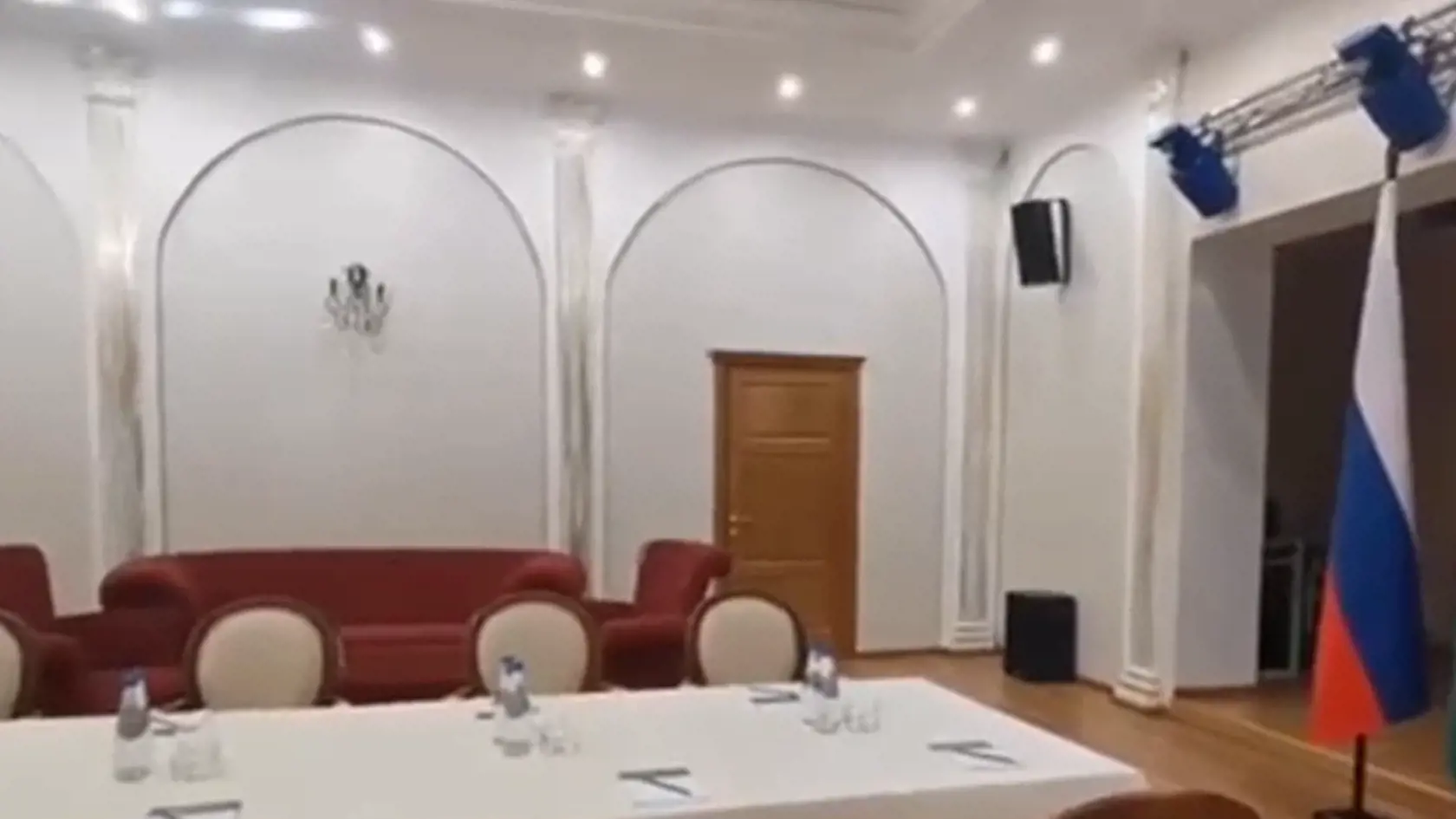 Ponúkame vám exkluzívne zábery interiéru, v ktorom sa budú odohrávať mierové rozhovory Ukrajiny a Ruska.