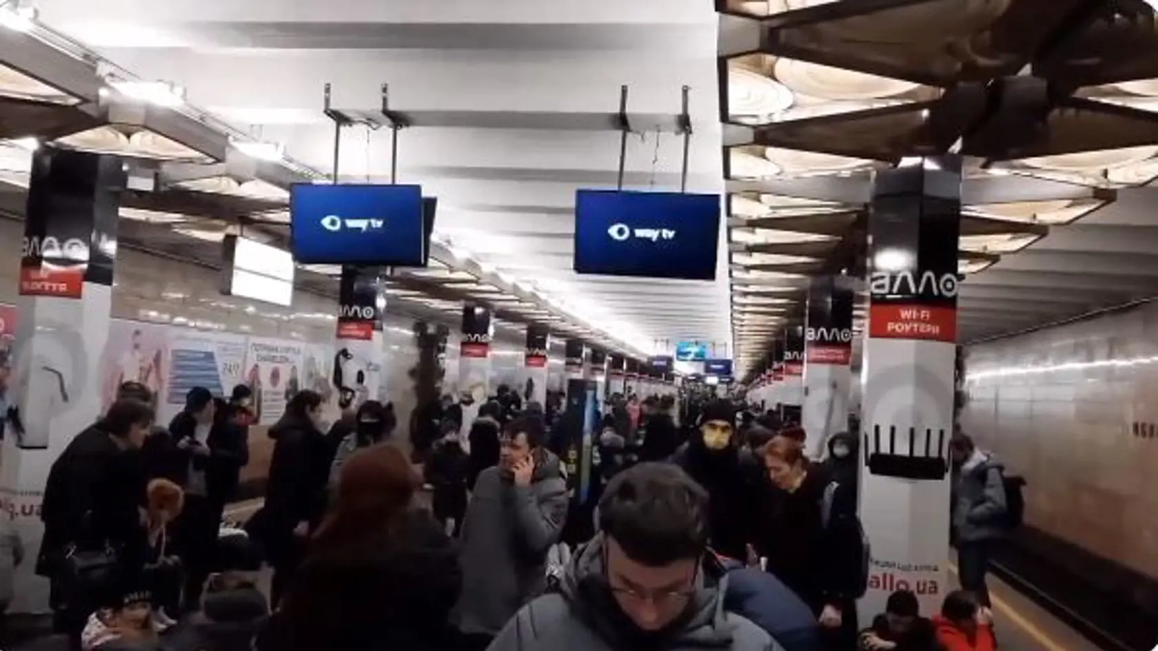 Obyvatelia Kyjeva prečkali prvú noc na stanici metra.