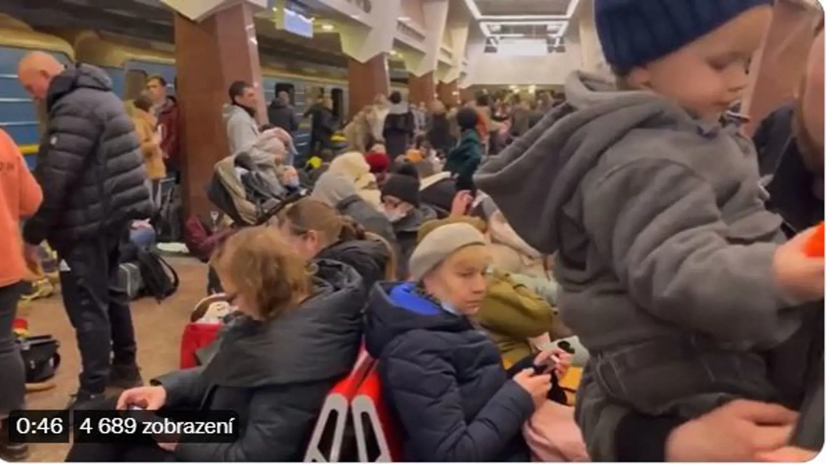 Obyvatelia Kyjeva prečkali prvú noc na stanici metra.
