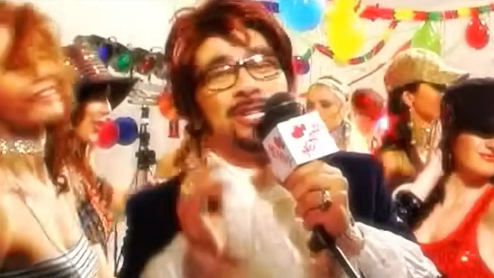 Lobo Ismail v klipe Meniny.