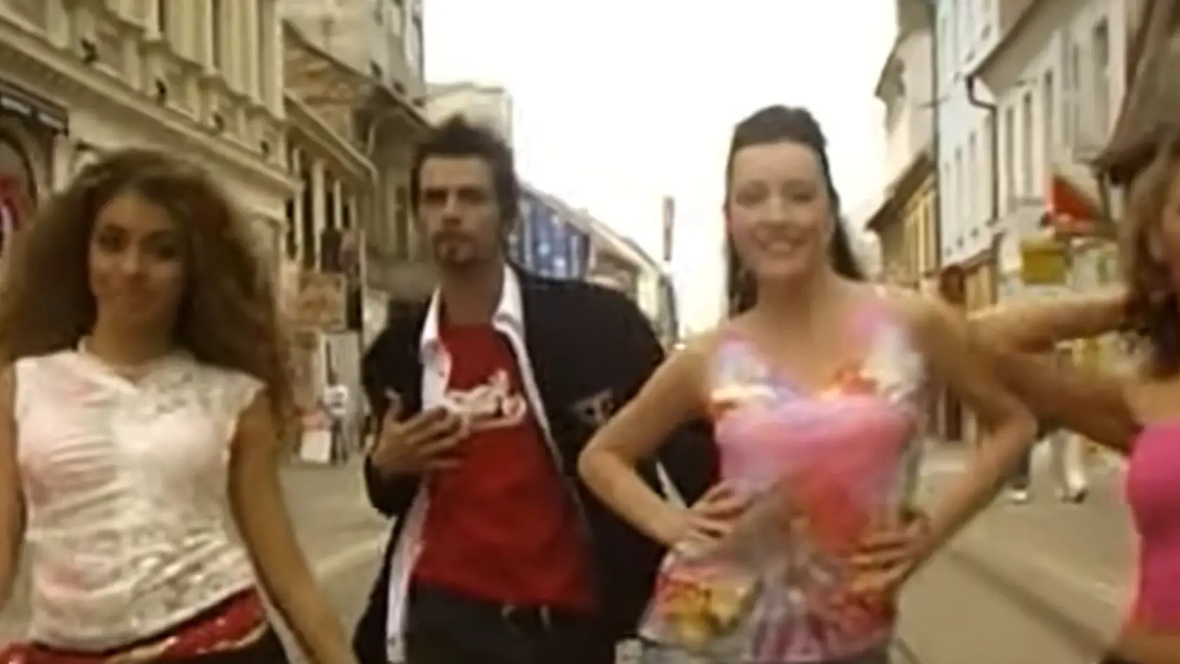 Lobo Ismail v klipe Ty si moja láska tancoval s Vierkou Ayisi.