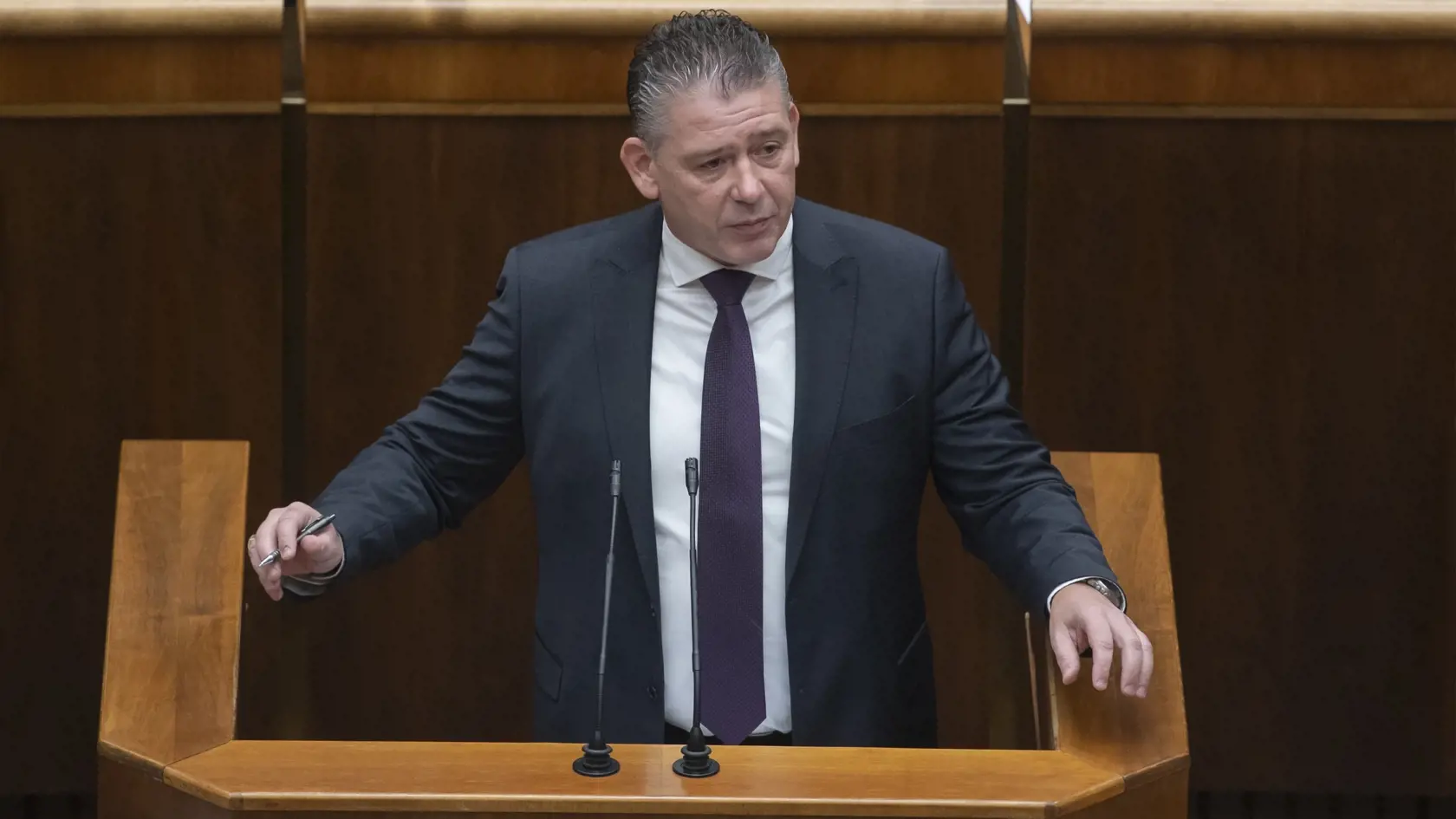 O reakciu k medializovanému prípade sme poprosili aj ministra vnútra SR Romana Mikulca. "Malosť toho a snahu o zviditeľnenie sa svedčí o tom človeku, ktorý prepis konverzácie do médií poskytol. Nastáva zároveň otázka: Za akým účelom? Údajné súkromné komunikácie nebudeme bližšie komentovať. Nebudeme poskytovať ďalší priestor na medializáciu osobe, ktorá ich do médií poskytla," odpísala nám hovorkyňa rezortu vnútra Zuzana Eliášová.