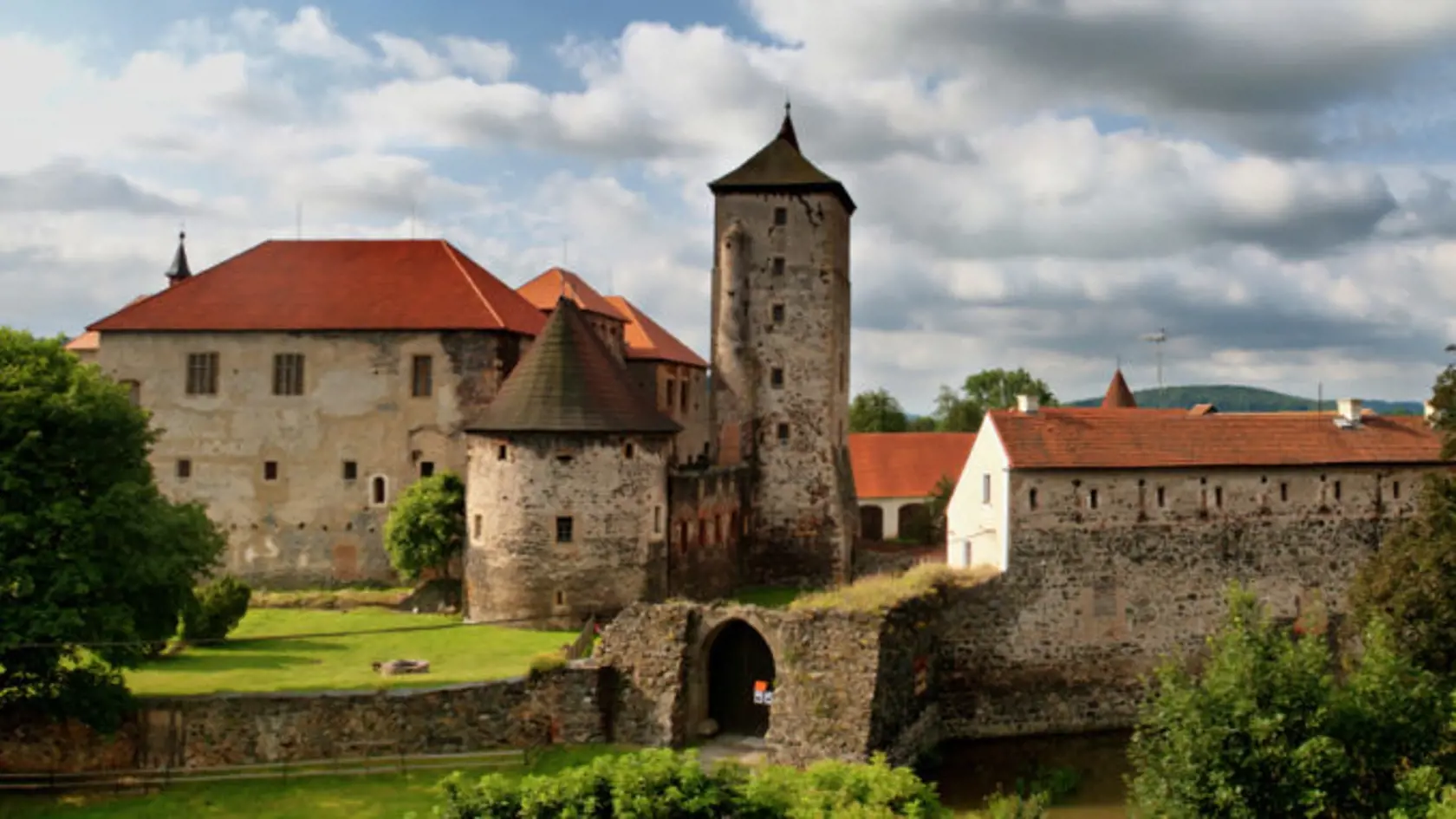 Vodný hrad Švihov, kde sa točila Popoluška. Pre nakrúcanie postavené schodisko bolo na stene medzi oboma vežami.