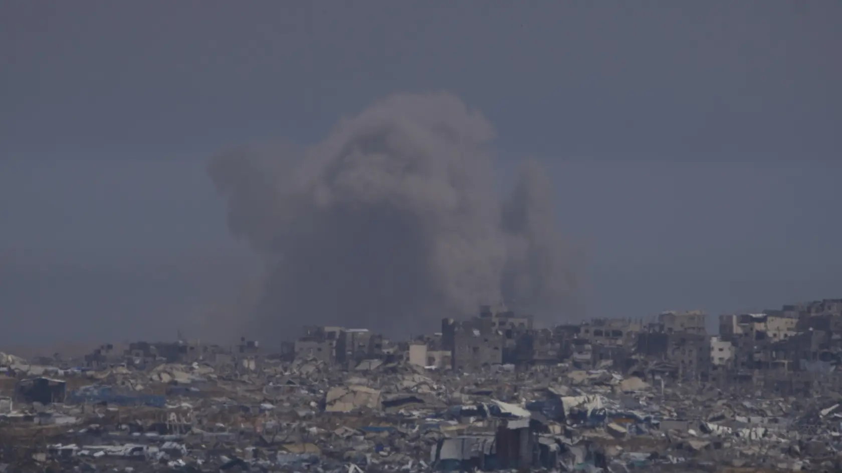 JB 30 Gaza - Dym stúpa pri explózii po izraelskom bombardovaní Pásma Gazy v utorok 6. mája 2025, čo je vidieť z južného Izarela. Izraelská armáda bojuje s palestínskymi militantmi hnutia Hamas v pásme Gazy po útokoch Hamasu na Izrael 8. októbra 2023. FOTO TASR/AP

Smoke rises to the sky in the Gaza Strip as seen from southern Israel, Tuesday, May 6, 2025. (AP Photo/Ohad Zwigenberg)