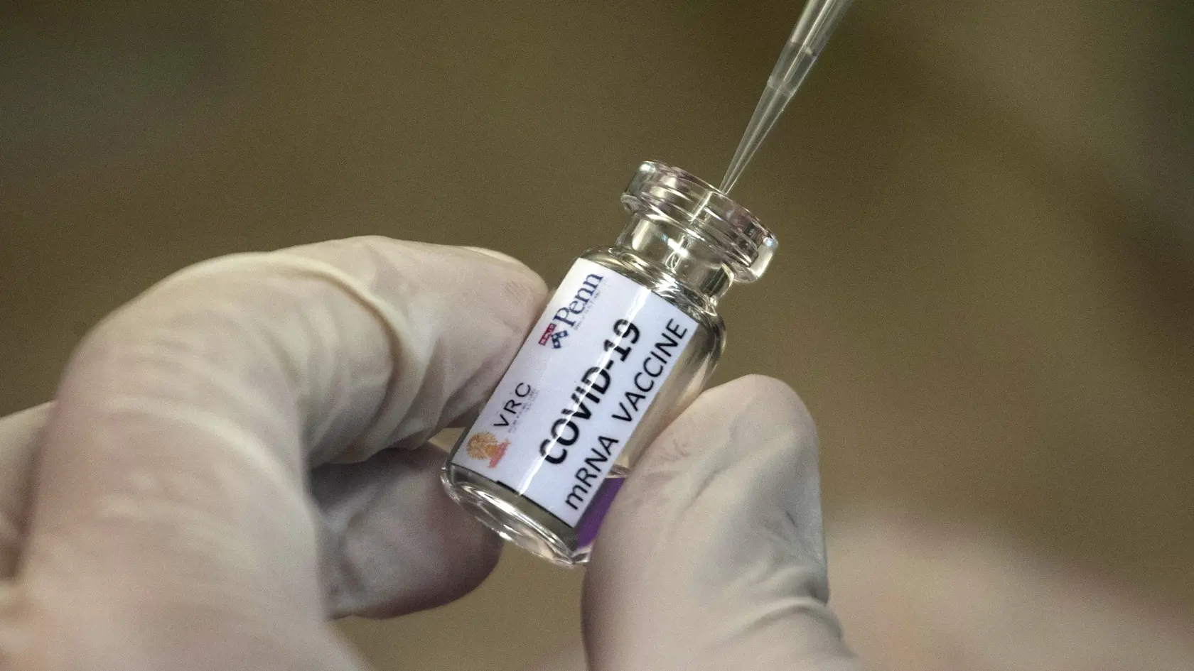 KK8 Bangkok - Laboratórna technička počas testovania "kandidáta" na vakcínu na ochorenie Covid-19 na Čulálongkónovej univerzite v Bangkoku 25. mája 2020. Vedci v Thajsku majú sľubné výsledky v testovaní očkovacej látky na ochorenie COVID-19, ktoré urobili na myšiach a začali s testovaním na opiciach. FOTO TASR/AP
A lab technician extracts a portion of a COVID-19 vaccine candidate during testing at the Chula Vaccine Research Center, run by Chulalongkorn University in Bangkok, Thailand, Monday, Ma