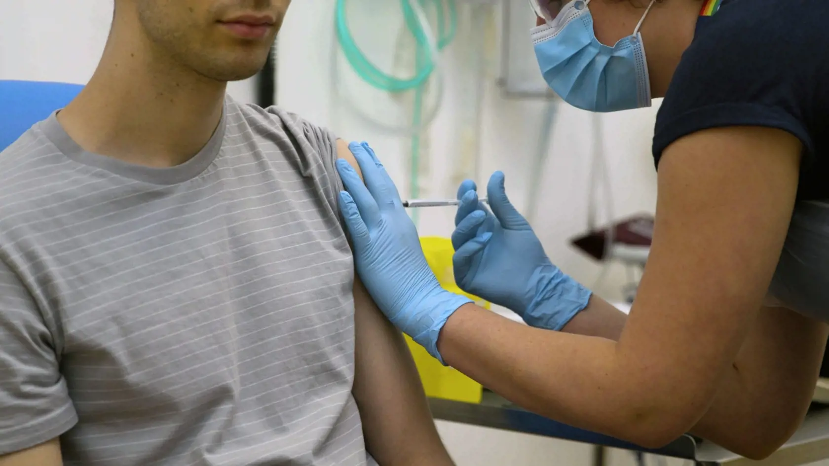 WA 14 Oxford - Dobrovoľník počas klinického testovania novej vakcíny na koronavírus SARS-CoV-2, ktorú vyvinuli vedci z Oxfordskej univerzity 25. apríla 2020 v Oxforde. Testovanie prebieha okrem Oxfordu aj na univerzite Imperial College London. Klinické testovanie sa začalo vo štvrtok 23. apríla. FOTO TASR/AP

In this screen grab from video issued by Britain's Oxford University, a volunteer is injected with either an experimental COVID-19 vaccine or a comparison shot as part of the first human tr