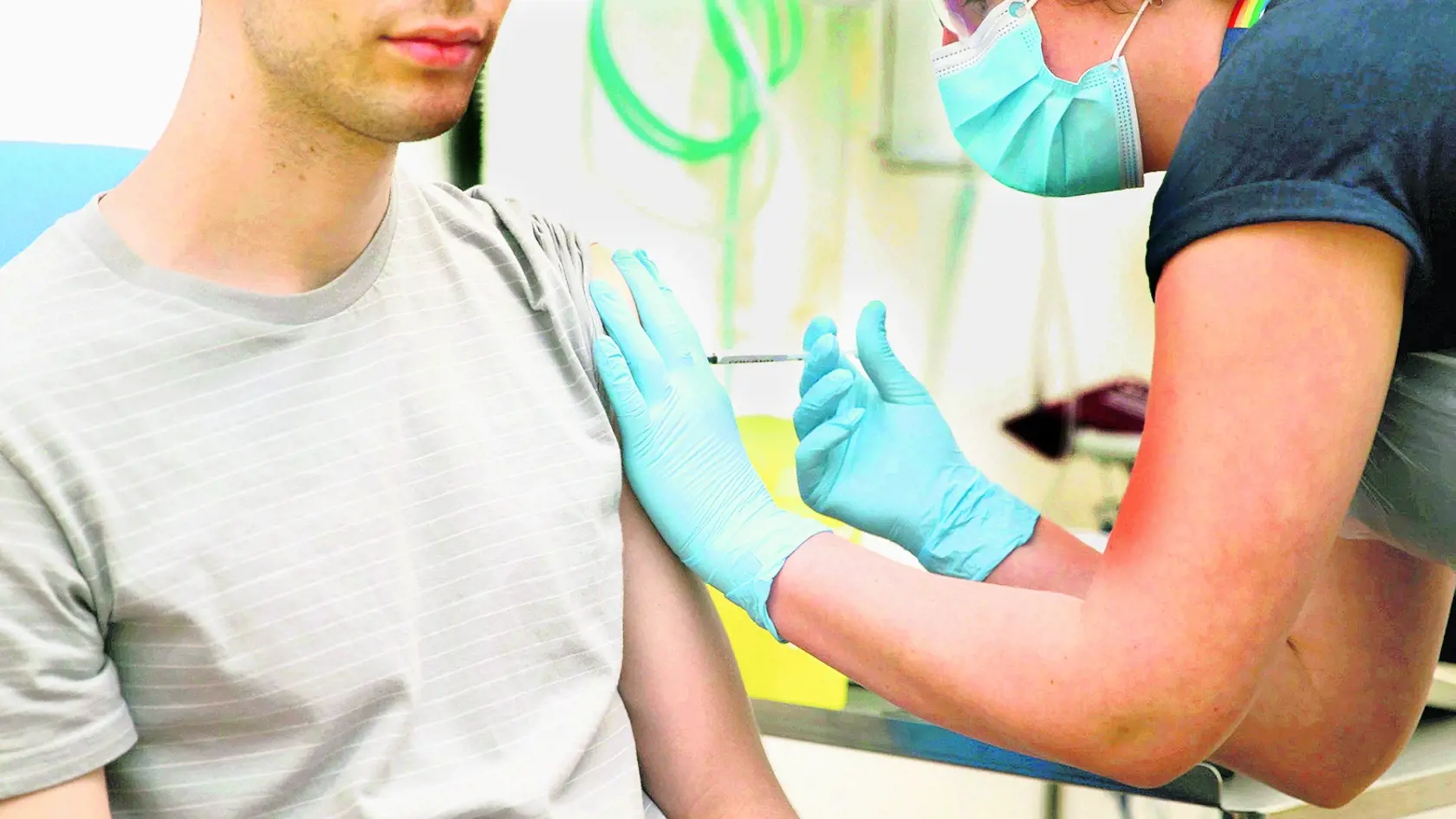 Klinické testovanie novej vakcíny na koronavírus SARS-CoV-2 vo Veľkej Británii. Štúdia zverejnená v magazíne Lancet ukazuje, že britská vakcína je úspešná. Od apríla ju skúšali na tisícke dobrovoľníkov.