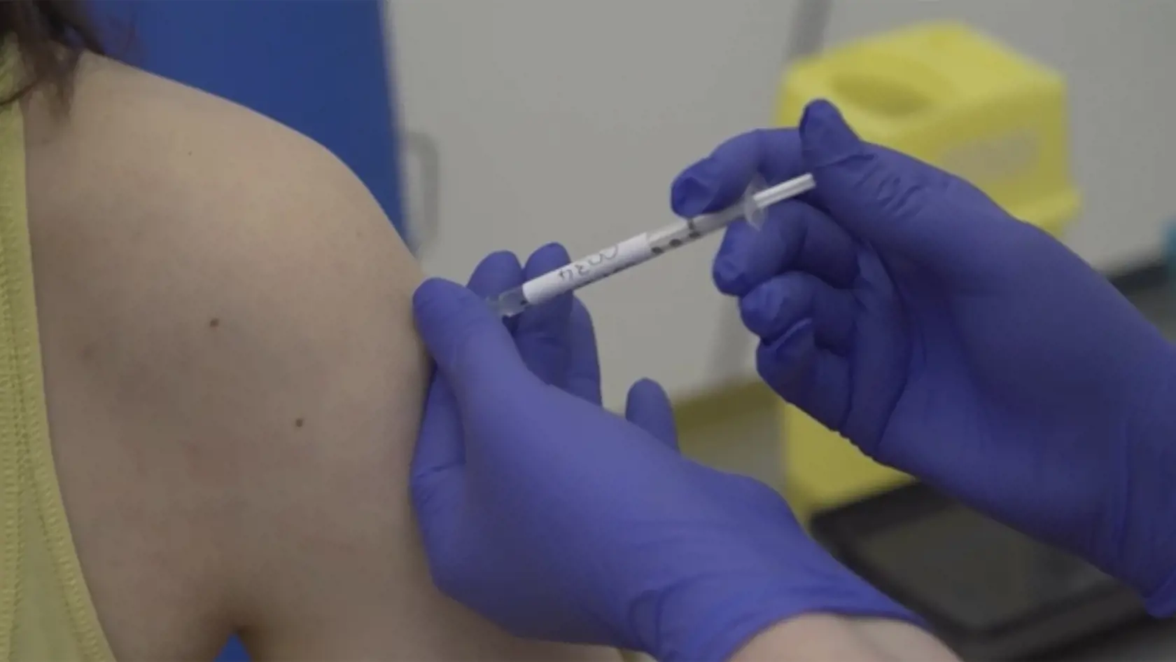 KK23 Oxford - Na videosnímke prvá osoba v Británii počas testovania novej vakcíny na koronavírus SARS-CoV-2 23. apríla 2020 v Oxforde. Británia začala vo štvrtok na ľuďoch klinicky testovať novú vakcínu na koronavírus SARS-CoV-2, ktorú vyvinuli vedci z Oxfordskej univerzity. Tím výskumníkov na Oxfordskej univerzite začne s produkciou vakcíny ešte pred ukončením testovania a do septembra chce pripraviť zásielku s miliónom vakcín. FOTO TASR/AP
Screen grab taken from video issued by Britain's Oxfor