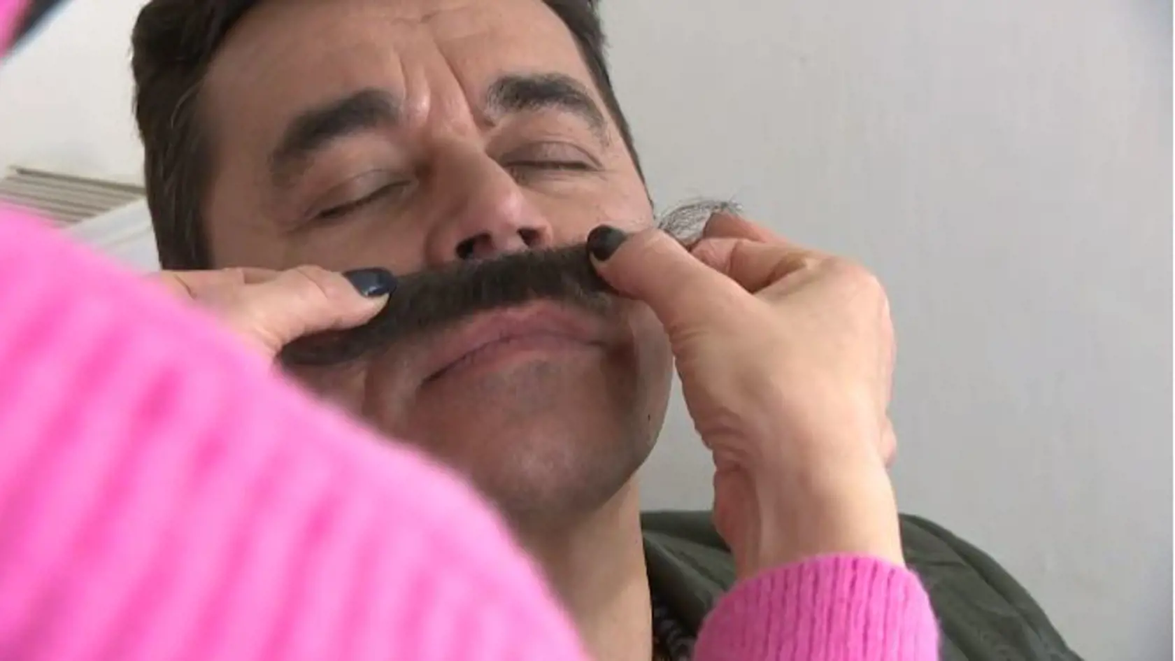 Roman Pomajbo počas nakrúcania Hornej Dolnej v maskérni.