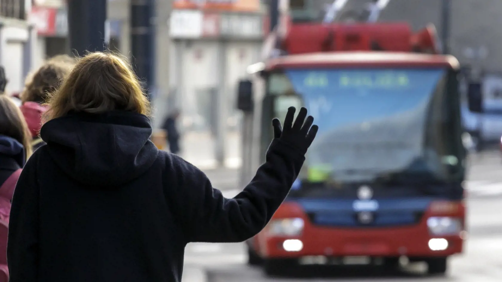 V hlavnom meste od pondelka zaviedol Dopravný podnik Bratislava (DPB) celoplošne zastávky na znamenie pre autobusovú a trolejbusovú dopravu. Električiek sa to netýka. Upravil aj premávku vybraných liniek, niektoré aj zrušil. Ide o úsporné opatrenia pre rastúce ceny energií, ako aj ďalších iných položiek. Pre cestujúcich stojacich viditeľne na zastávke sa nič nemení. Vozidlo v takomto prípade zastaví na zastávke automaticky, rovnako aj v prípade, ak sa v jej priestore už nachádza spoj inej linky.