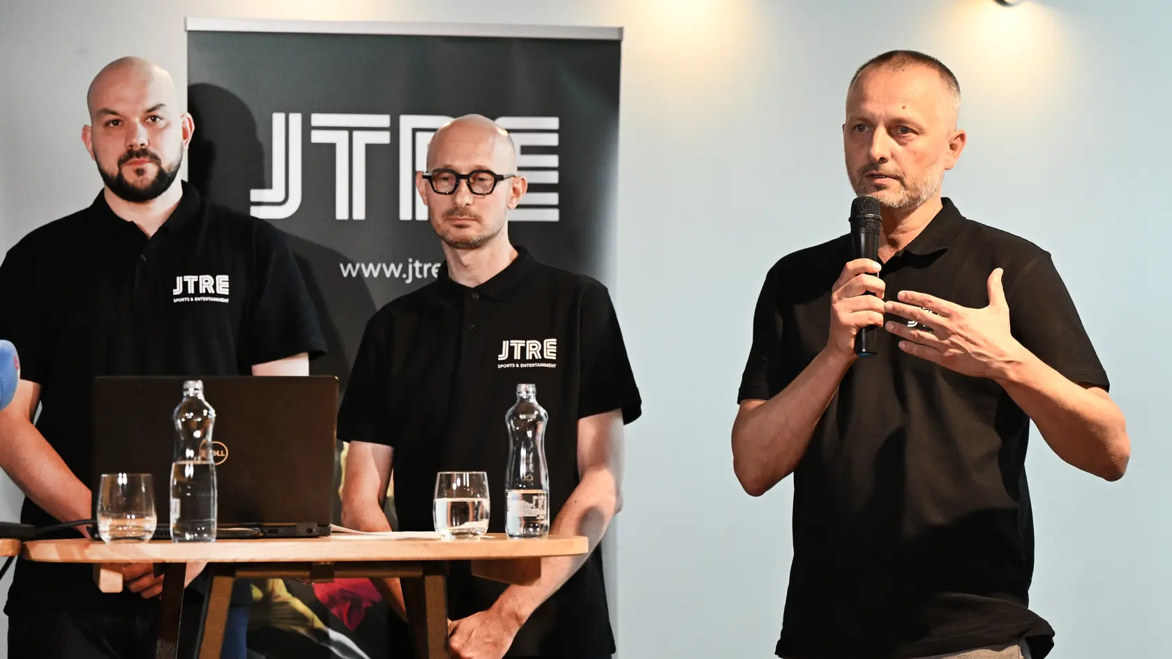 Na snímke sprava výkonný riaditeľ JTRE Pavel Pelikán, šéf marketingu JTRE Daniel Suchý a výkonný riaditeľ HC Slovan Bratislava Peter Kúdelka počas tlačovej konferencie zástupcov bratislavských športových klubov v stredu 11. júna 2025 v Bratislave.