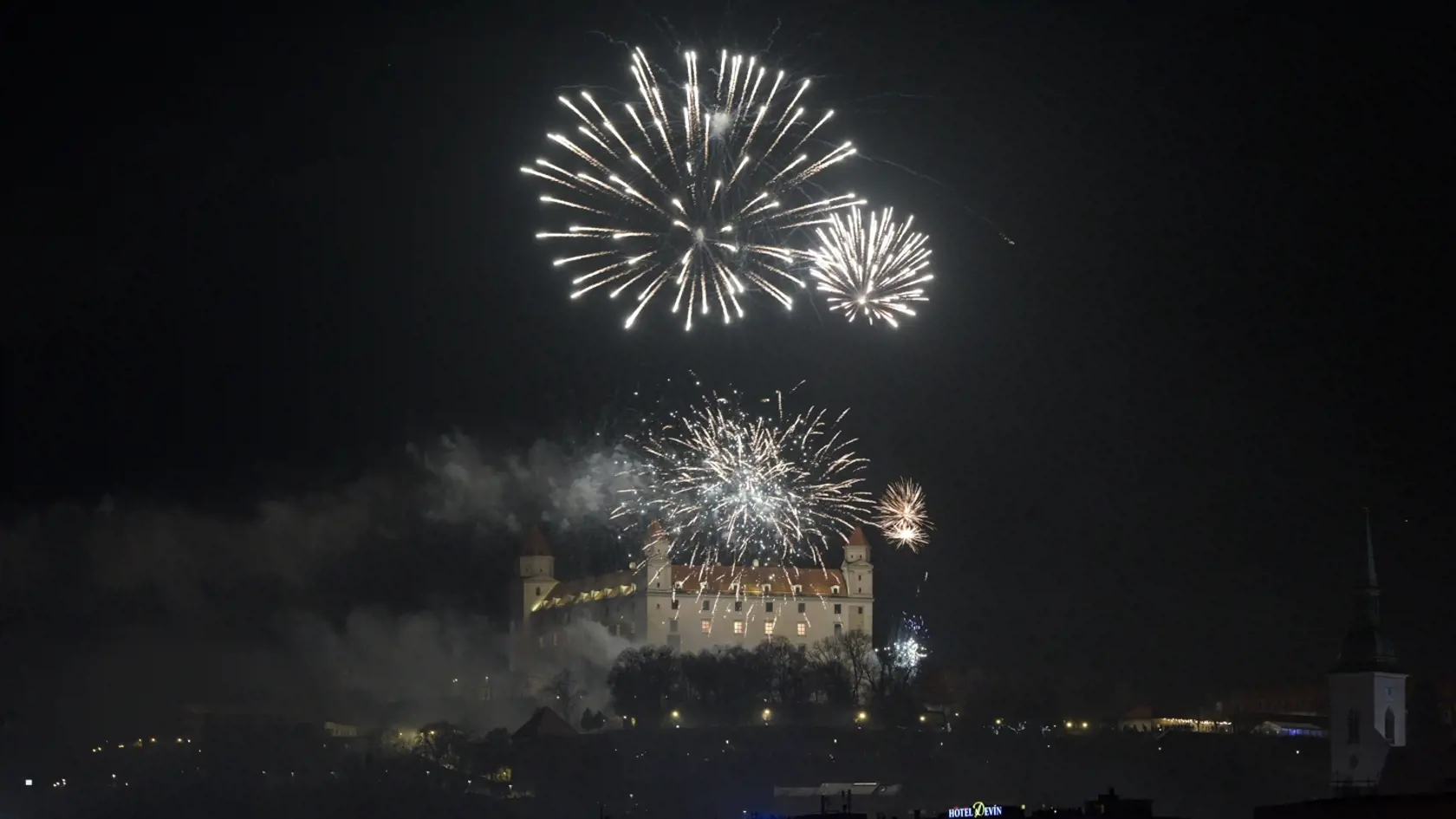 Na snímke pohľad na ohňostroj počas novoročných osláv 1. januára 2023 v Bratislave.