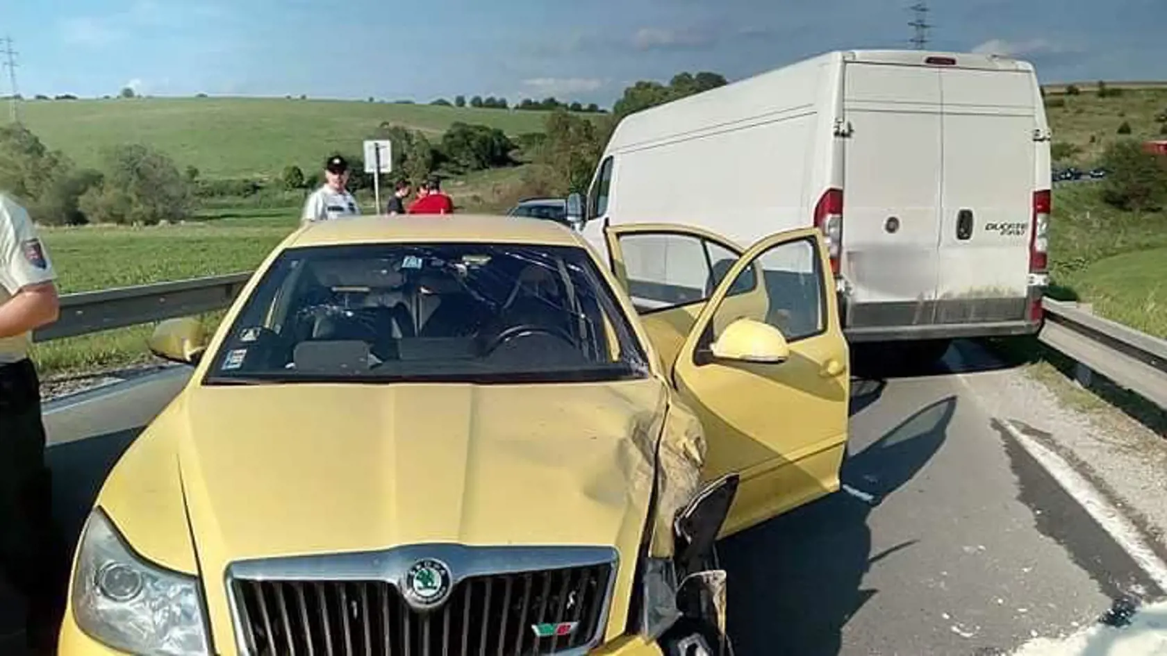 Dopravná nehoda si vyžiadala aj zásah hasičov.