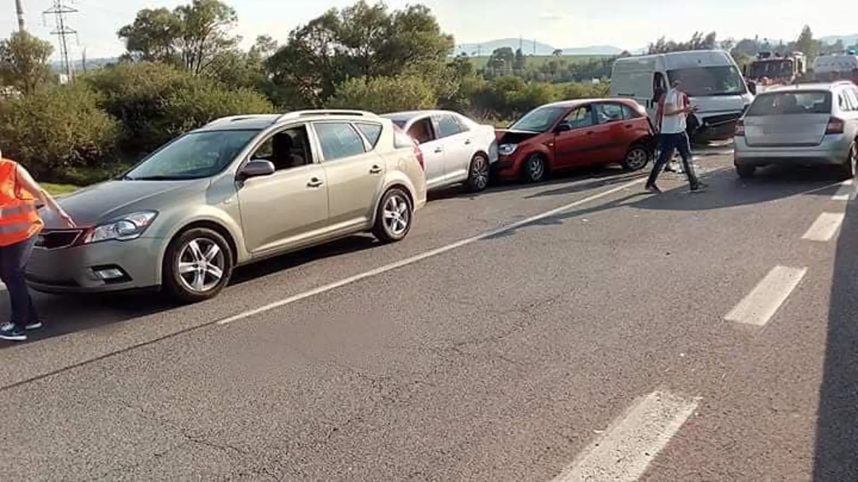 Dve vozidlá sa zrazili čelne u ďalšich štyroch áut išlo o bočné nárazy.
