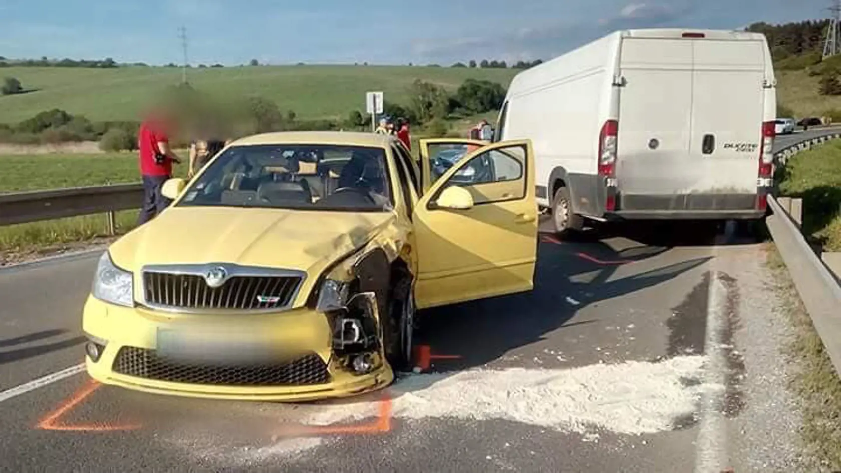 Hasiči museli prevádzkové kvapaliny zasypať vapexom a uložiť do zbernej nádoby.