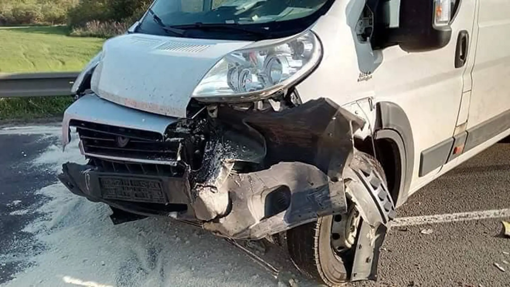 V hromadnej nehode nehode skončila aj dodávka.