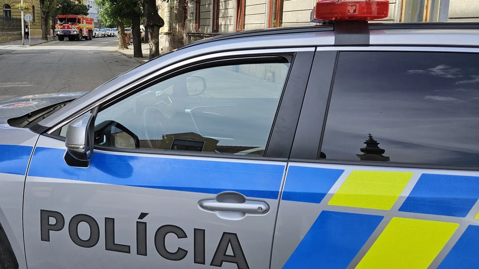 Na snímke policajné auto.