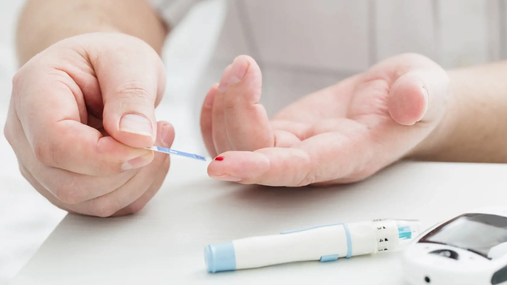 Cukrovkári majú o 50 percent väčšiu šancu na vznik problémov s pečeňou, najmä na jej stukovatenie. Je to spôsobené tým, že v pečeni cukrovkára sú procesy rozkladania cukrov spomalené alebo menej funkčné.