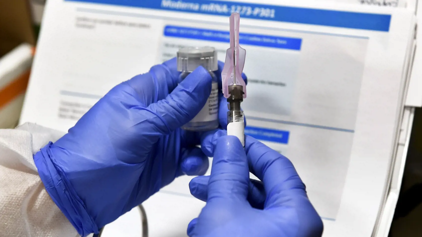 Vo viacerých krajinách už spúšťajú masové testovanie vakcín. Očkovacia látka proti COVID-19 by mohla byť už na jeseň.