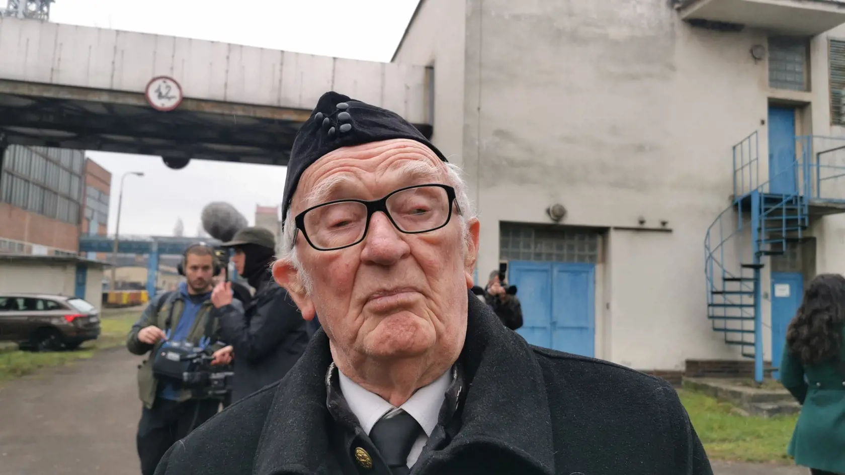 Slzy v očiach mal František Hartmann, keď sa pozeral, ako z podzemia vyšiel vozík s poslednou tonou uhlia.