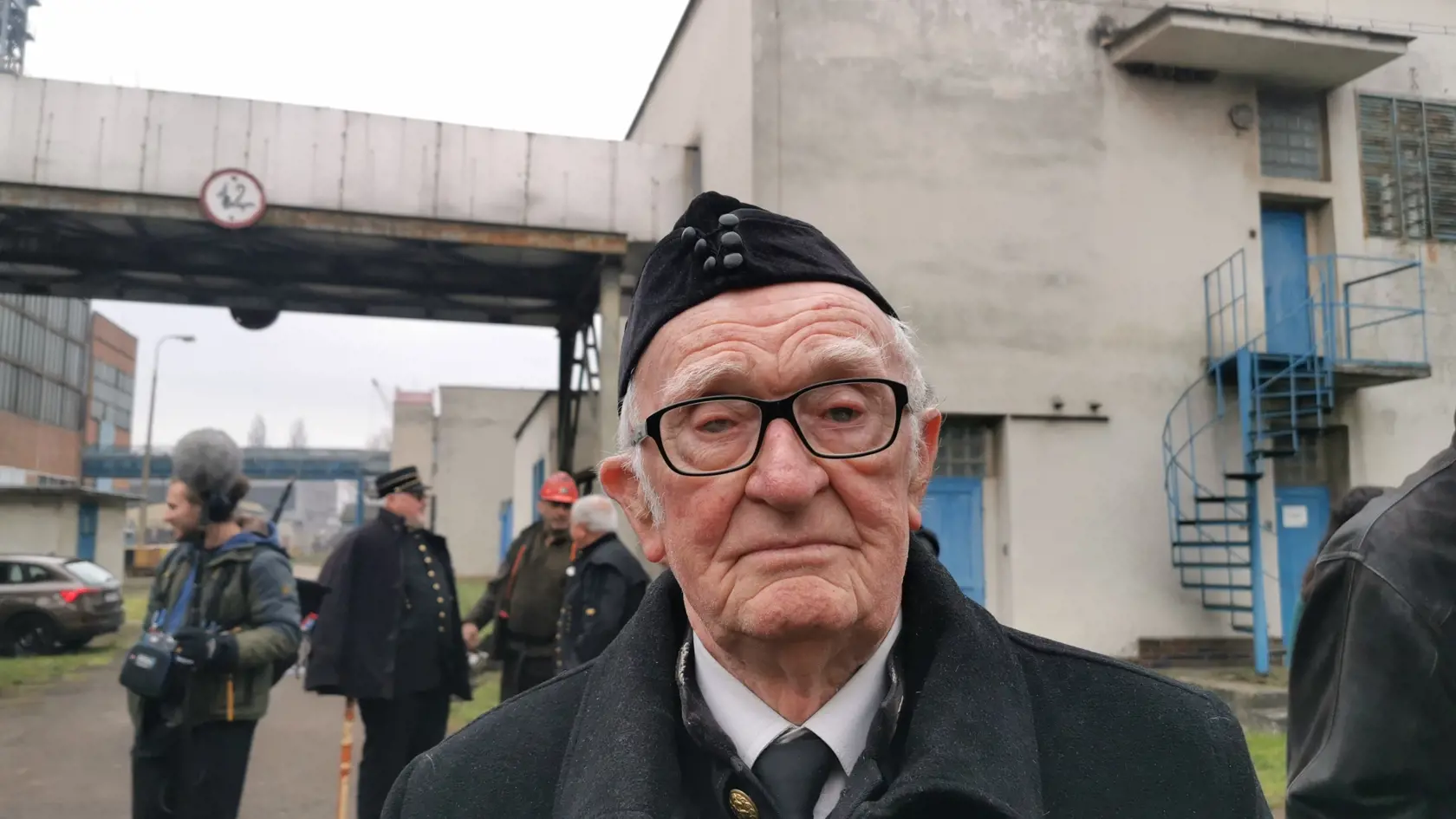Slzy v očiach mal František Hartmann, keď sa pozeral, ako z podzemia vyšiel vozík s poslednou tonou uhlia.