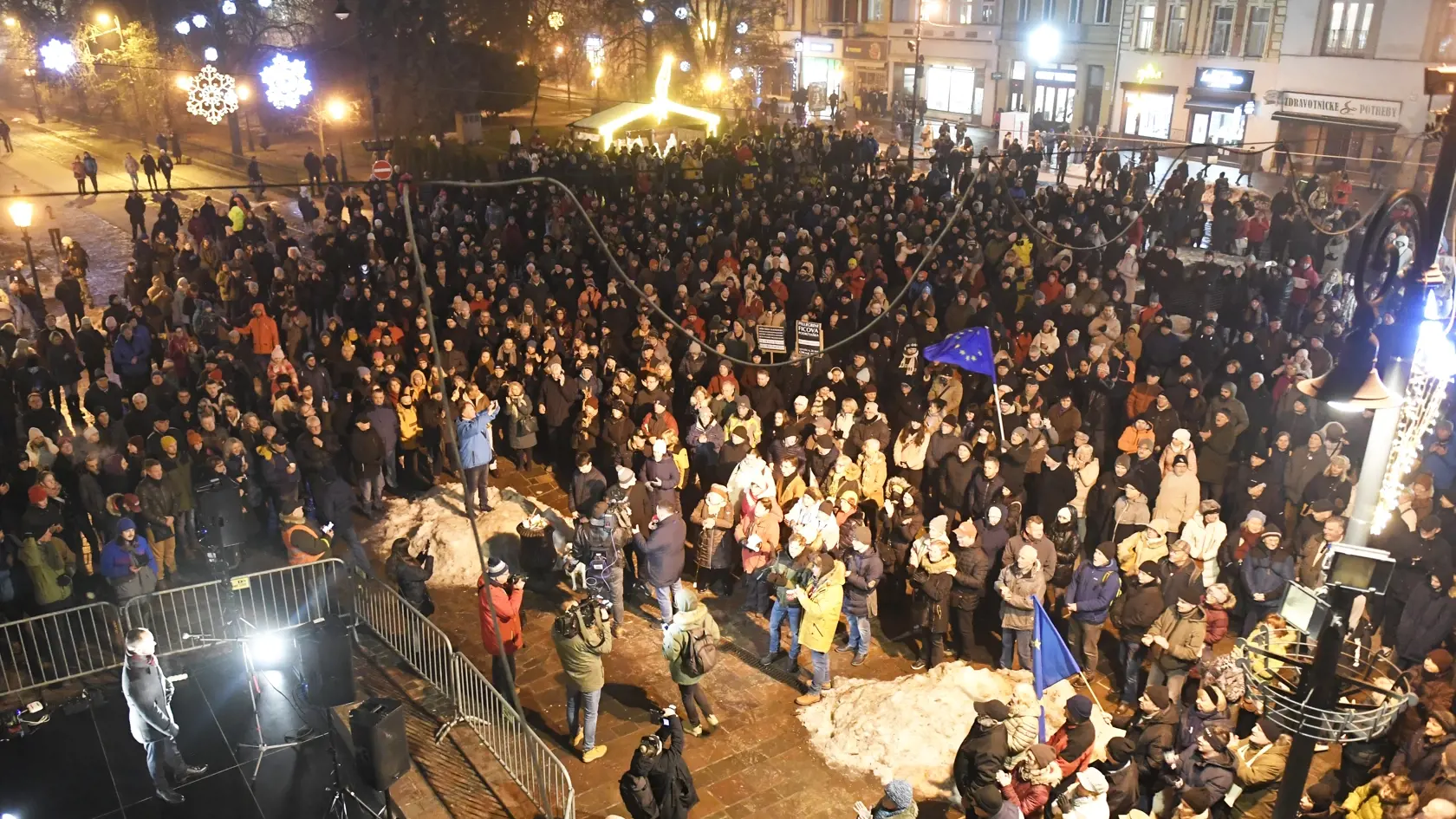 Na snímke ľudia sa účastnia na spoločnom proteste opozície - hnutia Progresívne Slovensko (PS), strany Sloboda a Solidarita (SaS) a Kresťanskodemokratického hnutia - proti rušeniu Úradu Špeciálnej prokuratúry (ÚPŠ) v Košiciach v utorok 12. decembra 2023. FOTO TASR - František Iván


