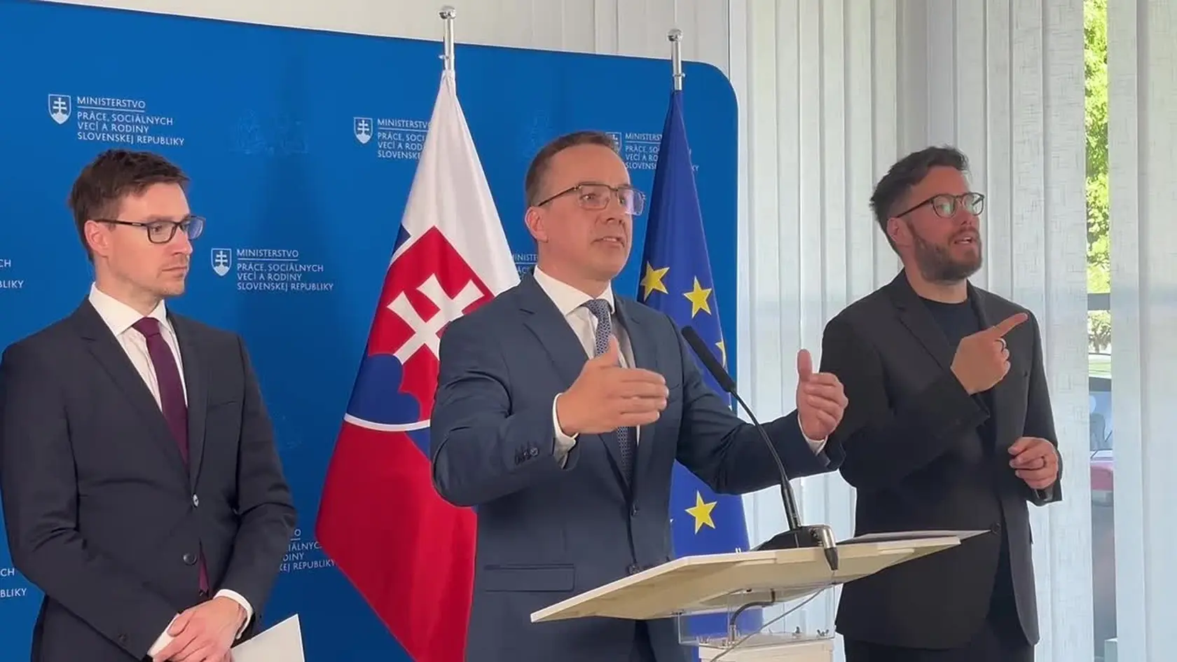 Erik Tomáš chce odbornú diskusiu k druhému pilieru. Pre tisícky Slovákov je totiž podľa jeho slov nevýhodný a majú o 50 eur nižšie penzie ako keby boli len v prvom pilieri.
