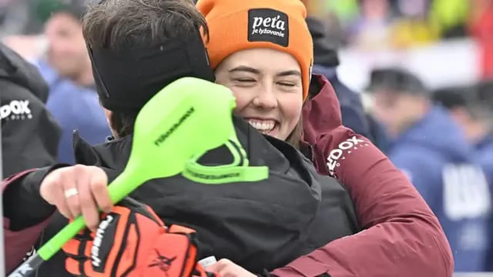 Na snímke slovenská lyžiarka Petra Vlhová a jej extréner Mauro Pini sa objímajú po víťazstve v slalome Svetového pohára v alpskom lyžovaní v slovinskej Kranjskej Gore v januári 2024.
