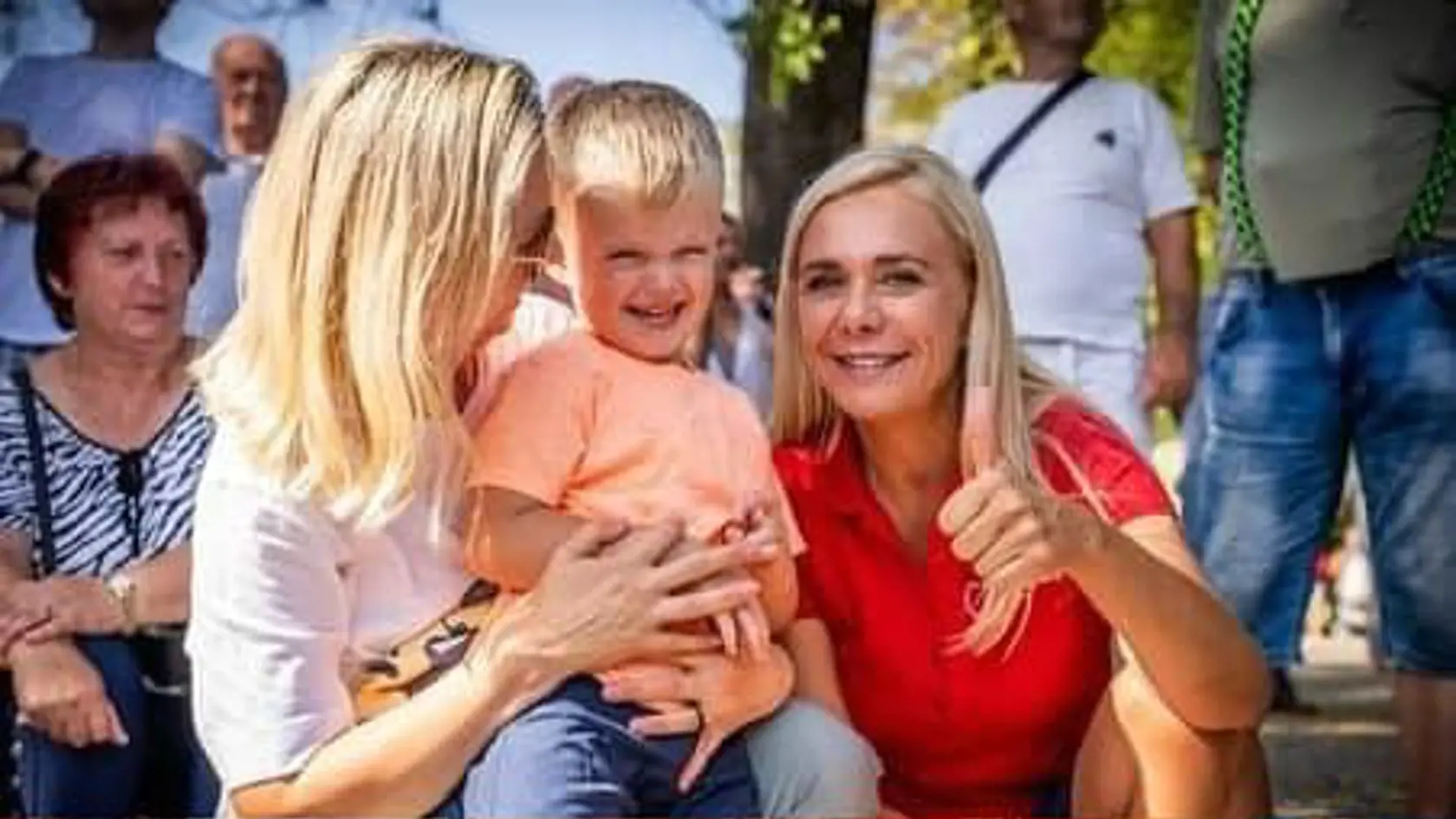 Ministerka Hospodárstva Denisa Saková (Hlas) k zverejnenej fotografii napísala: „Každý rok, keď 1. júna otvorím oči, tak sa mi premietne krátky film, ako sme sa všetky deti tešili na tento sviatok. Okrem sladkostí od rodičov bola pre nás odmena v škole, keď nás naši učitelia neskúšali. Všetci si určite pamätáte slogan: DNES JE SVIATOK NÁŠ, NESKÚŠAJTE NÁS. Dnes by som to už z pohľadu nás dospelých upravila nasledovne😊: milé deti dnes je sviatok váš, poslúchajte nás 😊."