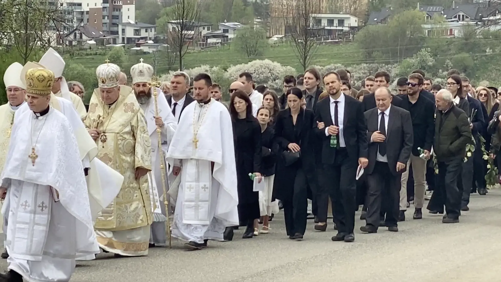 Príbuzní obetí tragickej nehody pri Spišskom Podhradí 6. 4. 2024 šli v smútočnom sprievode za zástupom kňazov a cirkevných hodnostárov.