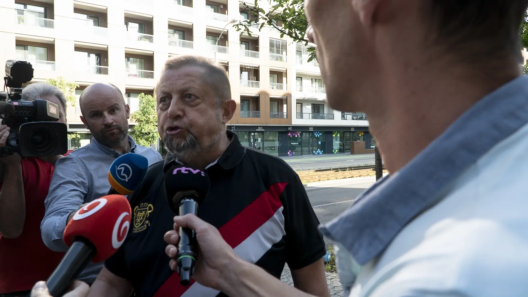 Štefan Harabin po prepustení pred budovou policajného prezídia.