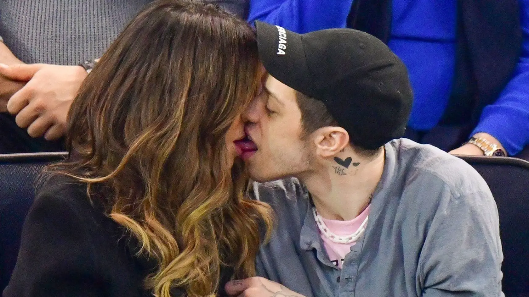 Kate Beckinsale a Pete Davidson sa počas športového zápasu v New Yorku poriadne odviazali.