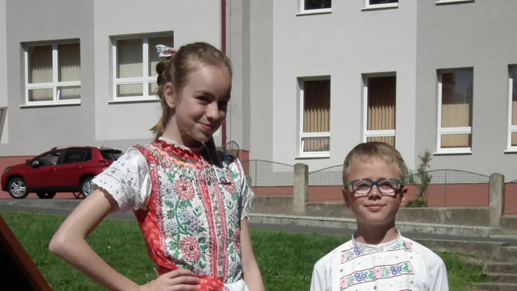 Súrodenci Natálka a Dávidko prišli do školy v krojoch, ktoré im vyrobila ich starká.