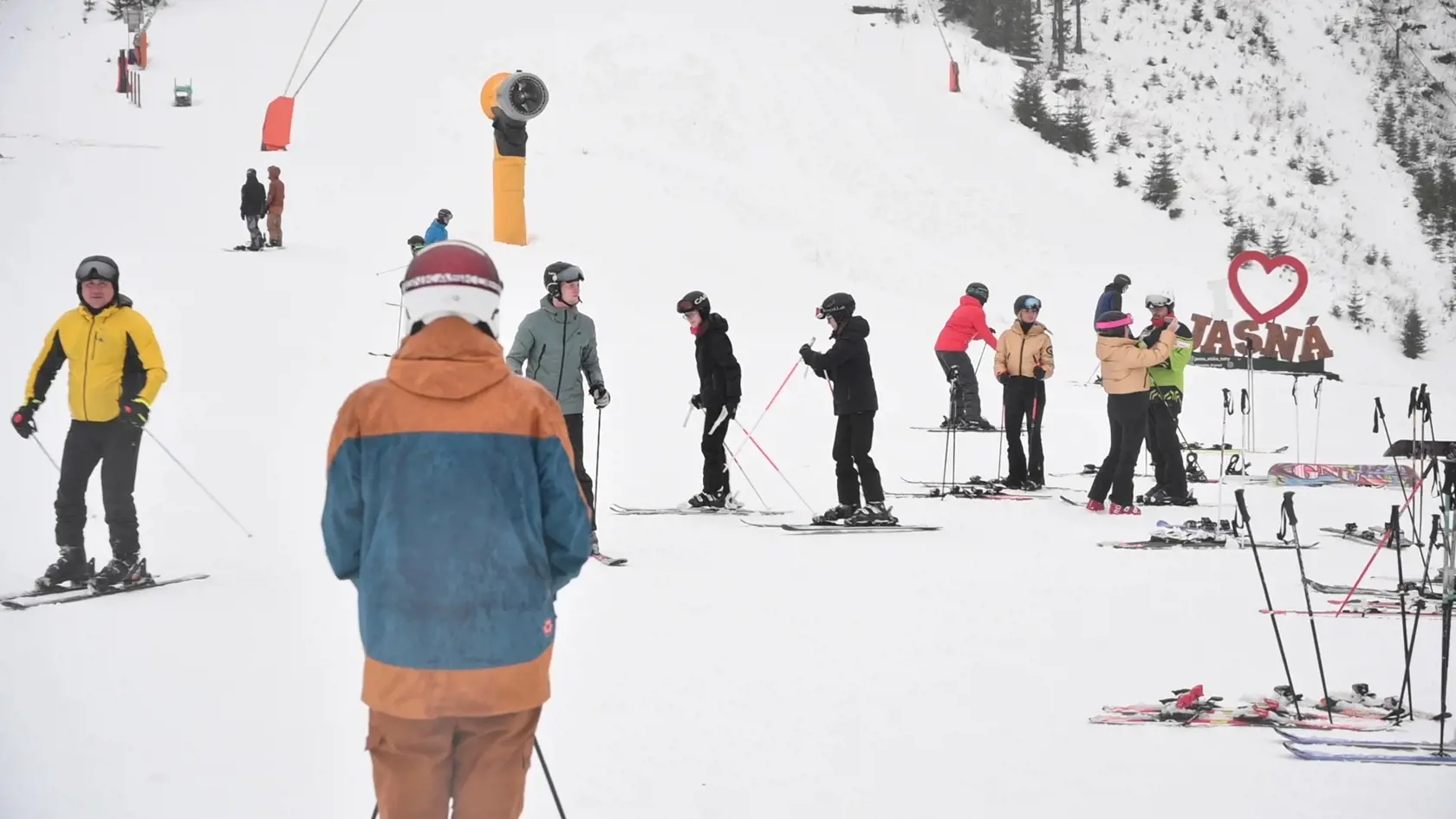 Dlhé roky si na Liptove v úvode zimy nepamätajú takú bohatú snehovú nádielku, aká pripadla v uplynulých dňoch. Pri príležitosti otvorenia zimnej sezóny to v sobotu pre TASR uviedla Katarína Šarafínová z Oblastnej organizácie cestovného ruchu (OOCR) Región Liptov. Lyžovačku odštartovali na 20 kilometroch upravených zjazdových tratí v Jasnej. Do sezóny v regióne vstupujú s veľkými očakávaniami. Na snímke lyžiari v Jasnej na Chopku počas prvého dňa lyžovačky 2. decembra 2023. FOTO TASR - Miroslava 